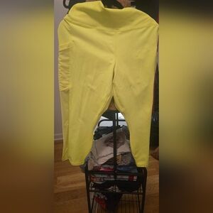 FABLETICS YELLOW CAPRI LEGGINGS – PLUS SIZE